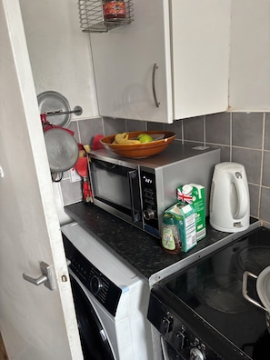 Refrigerador, microondas, horno, placa de cocina