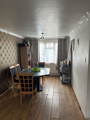 Interior - 1single, 1double and 1king size rooms Female, Family and couple-close on foot  (Manchester)