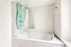 ヘアドライヤー、タオル、トイレットペーパー