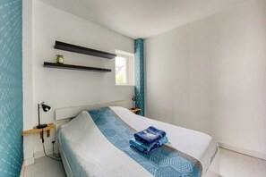 A bedroom with a bed, a nightstand, a wall-mounted shelf, and a window. - Superb accommodation close to station and freeway (Savigny-sur-Orge)