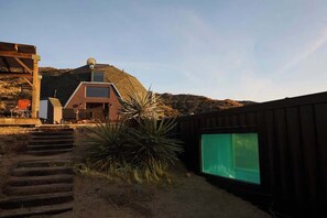 Exterior - Hawkeye Dome · 112 Acres, Pool & Spa, Epic Views (Yucca Valley)