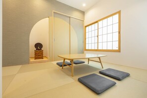 Interior - Taro Time Shinjuku (Shinjuku)