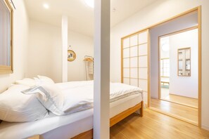 2 habitaciones, tabla de planchar con plancha, wifi y ropa de cama