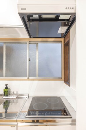 Refrigerador, microondas, parrilla de estufa y tostadora