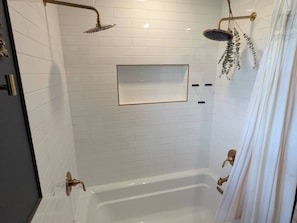 Dusche, Haartrockner, HandtĂŒcher, Seife