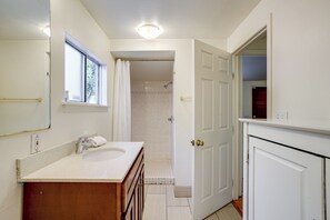 House (6 Bedrooms) | Interior - Oakland Group Retreat: Historic Home Near Downtown (Oakland)