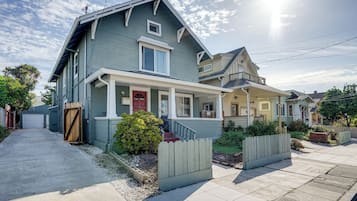 House (6 Bedrooms) | Interior