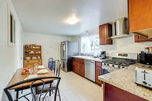 House (6 Bedrooms) | Interior - Oakland Group Retreat: Historic Home Near Downtown (Oakland)