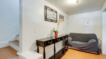 House (6 Bedrooms) | Interior