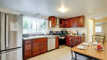 House (6 Bedrooms) | Interior