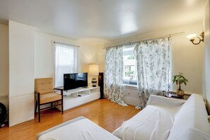 House (6 Bedrooms) | Interior - Oakland Group Retreat: Historic Home Near Downtown (Oakland)