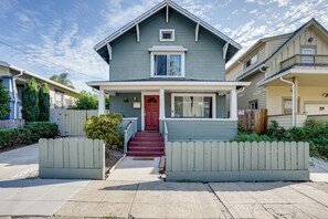 House (6 Bedrooms) | Front of property - Oakland Group Retreat: Historic Home Near Downtown (Oakland)