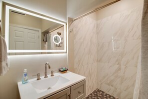 House (1 Bedroom) | Interior - Hilltopper Convenience: Modern Duplex Near WKU (Bowling Green)