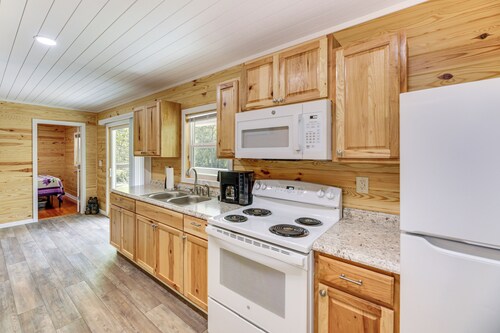 Cottage Close to Caves & Trails in Hocking Hills!