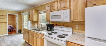 Cottage Close to Caves & Trails in Hocking Hills!