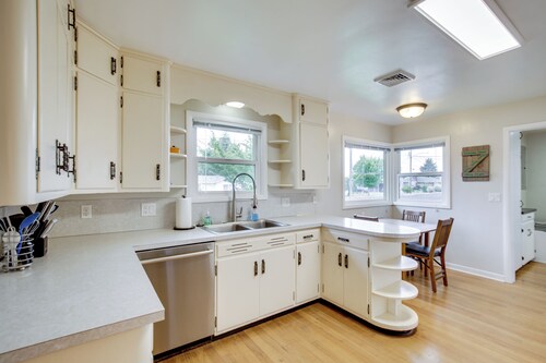 Willamette Valley Family Home w/ Fenced Yard