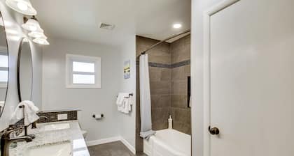 Willamette Valley Family Home w/ Fenced Yard
