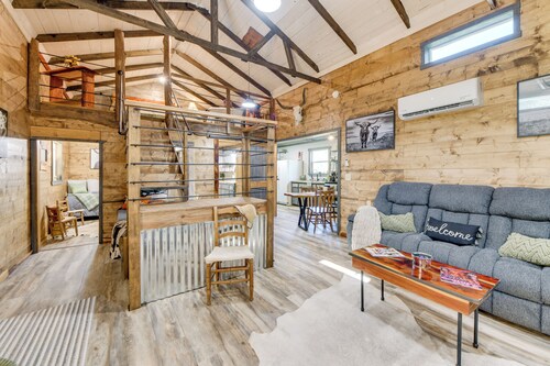 Lake Eufaula Access: Cozy Wood Cabin w/ Yard!
