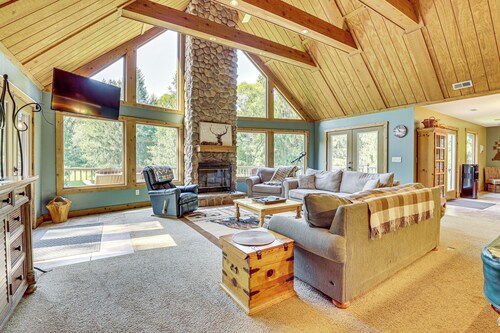 23 Mi to Mohican SP: Group-ready Lodge w/ Hot Tub