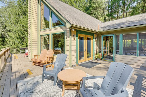 23 Mi to Mohican SP: Group-ready Lodge w/ Hot Tub