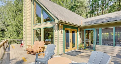 23 Mi to Mohican SP: Group-ready Lodge w/ Hot Tub