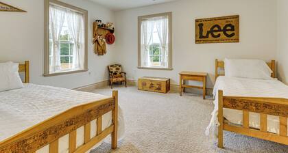 Updated Farmhouse < 2 Mi to Historic Middletown!