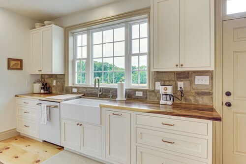 Updated Farmhouse < 2 Mi to Historic Middletown!