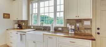 Updated Farmhouse < 2 Mi to Historic Middletown!