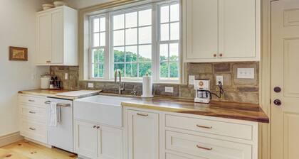 Updated Farmhouse < 2 Mi to Historic Middletown!