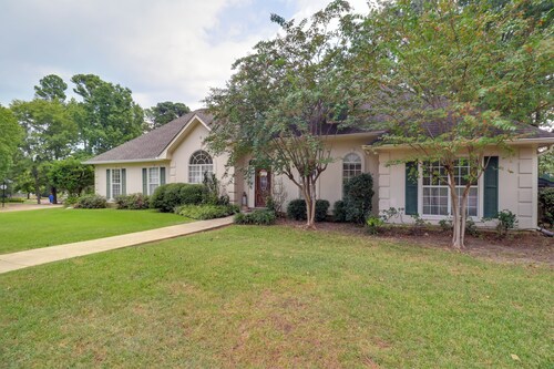 Spacious Suburban Home w/ Pool Access in Ridgeland