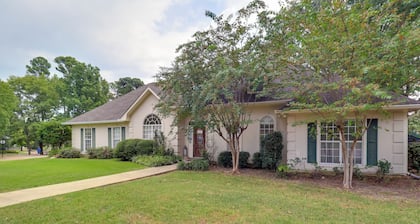 Spacious Suburban Home w/ Pool Access in Ridgeland