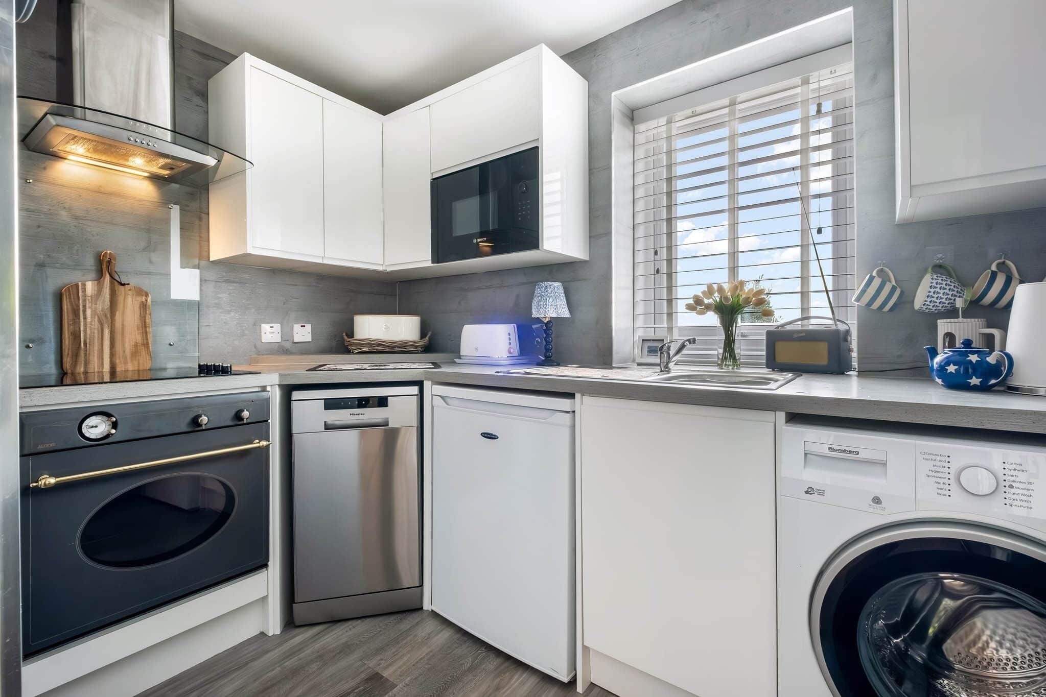 Refrigerador, microondas, horno y parrilla de estufa 