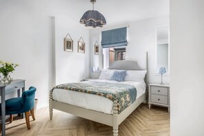 Tabla de planchar con plancha, wifi, ropa de cama