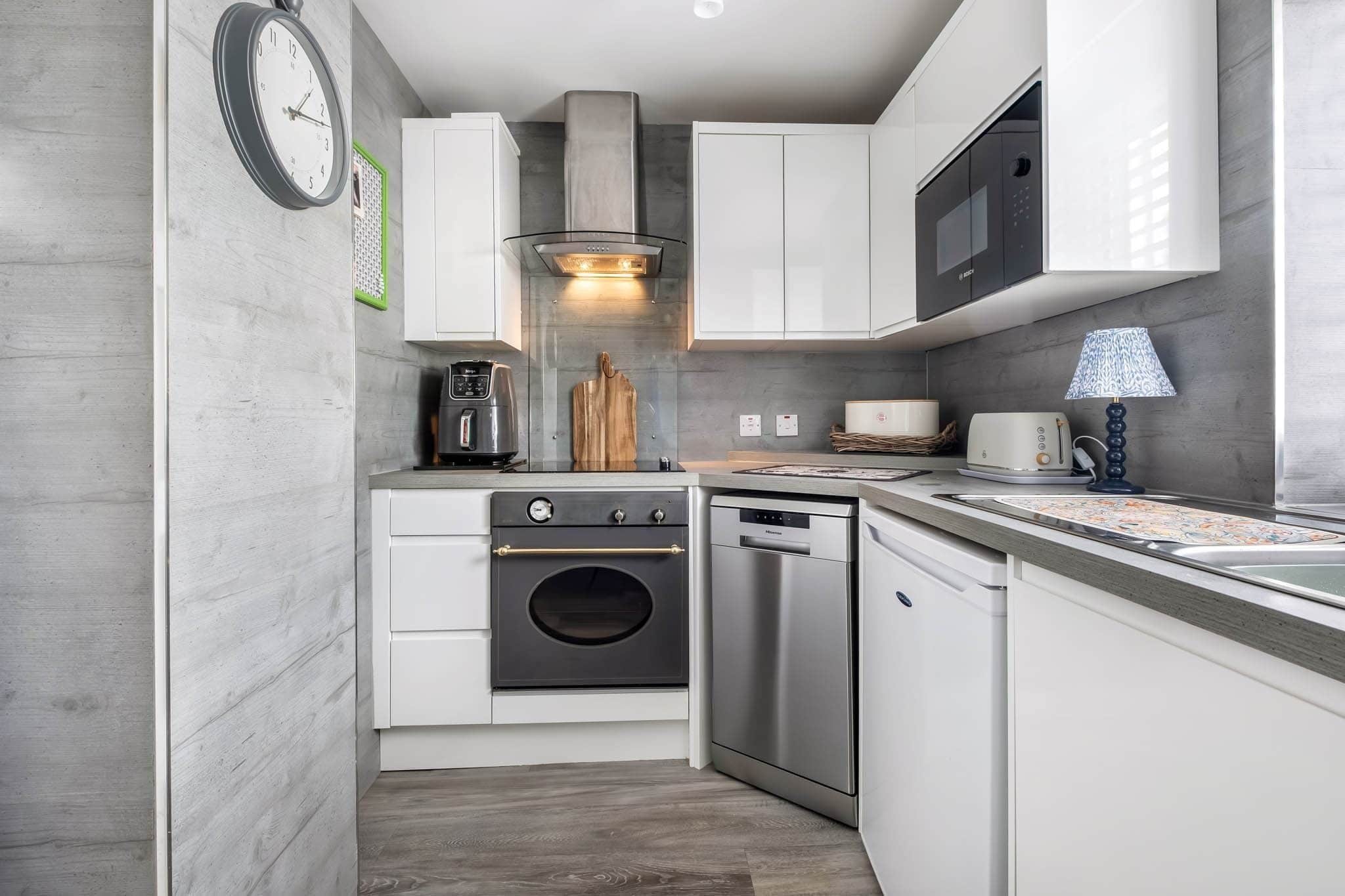 Een koelkast, een magnetron, een oven, een kookplaat