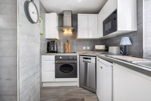 Een koelkast, een microgolfoven, een oven, een kookplaat