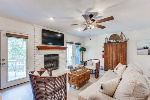 Inviting Home w/ Golf Course View in Diamondhead!