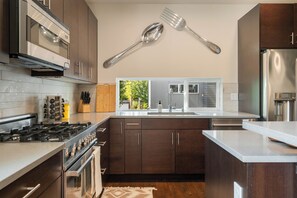 Micro-ondes, four, plaque de cuisson, lave-vaisselle