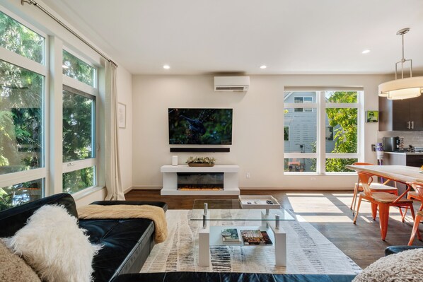 Télévision, cheminée