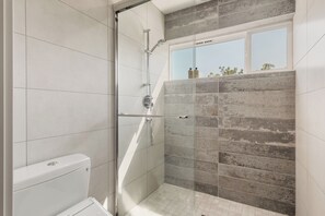 Regadera, bidet, toallas, jabón 