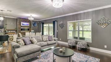 House (5 Bedrooms) | Interior