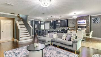 House (5 Bedrooms) | Front of property