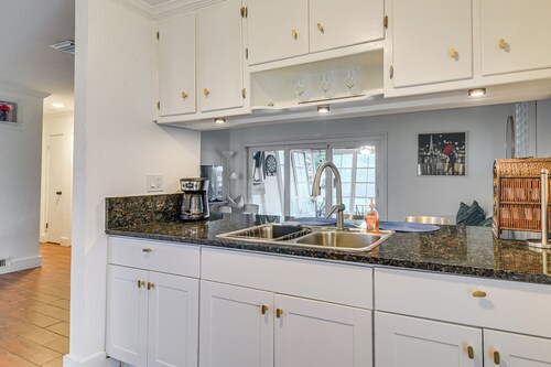 5 Mi to Dtwn: Pet-friendly Home in St Petersburg!