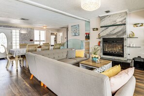 House (3 Bedrooms) | Interior - Furnished Sunroom w/ TV! Canal-front Bradenton Gem (Bradenton)