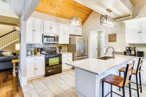 Patio & Yard: Family Home 12 Mi to At&t Stadium!