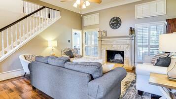 ํ์ฐ์ค (3 Bedrooms) | ๋ด๋ถ