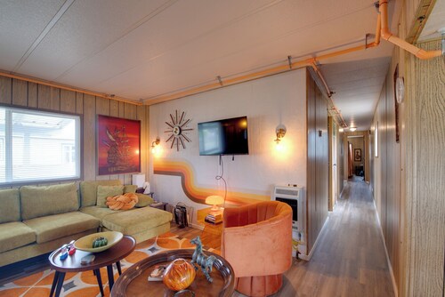 Walk to Beach! Fun Retro Retreat in Ocean Shores