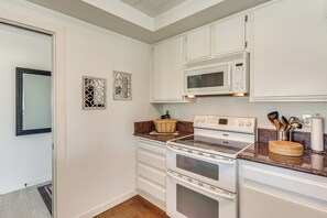 House (2 Bedrooms) | Interior - Mtn-view Getaway w/ Pool: 4 Mi to Dtwn Palm Desert (Palm Desert)