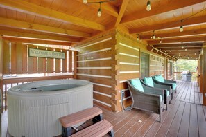 House (2 Bedrooms) | Interior - Hot Tub & Deck! 'bear Hugs Cabin' Near Gatlinburg (Sevierville)