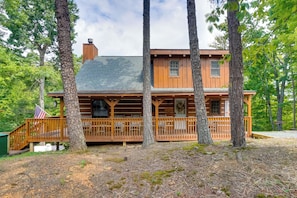House (2 Bedrooms) | Interior - Hot Tub & Deck! 'bear Hugs Cabin' Near Gatlinburg (Sevierville)