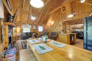 House (2 Bedrooms) | Interior - Hot Tub & Deck! 'bear Hugs Cabin' Near Gatlinburg (Sevierville)